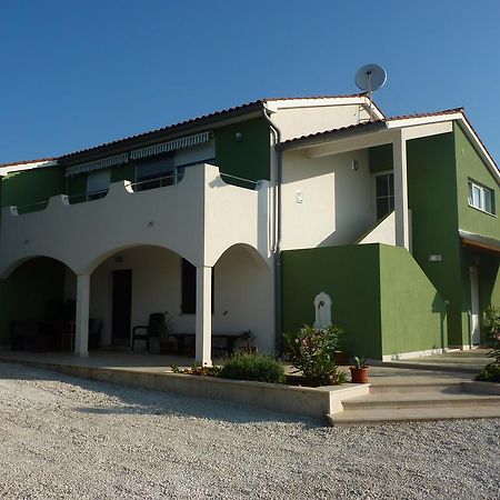 Apartment Greeny Galižana Buitenkant foto